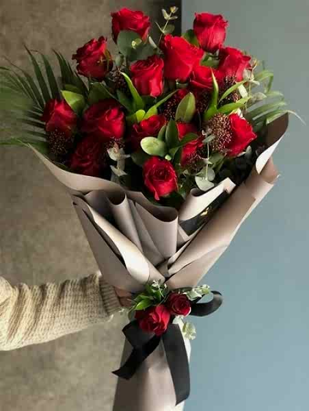 15 adet kırmızı gül den hazırlanmış şık buket
