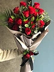 15 adet kırmızı gül den hazırlanmış şık buket